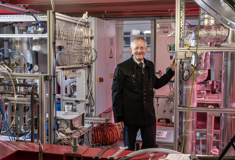 Das Bild zeigt Prof. Dr. Bernd Meyer von einer Pilotanlage Green Carbon Chem.